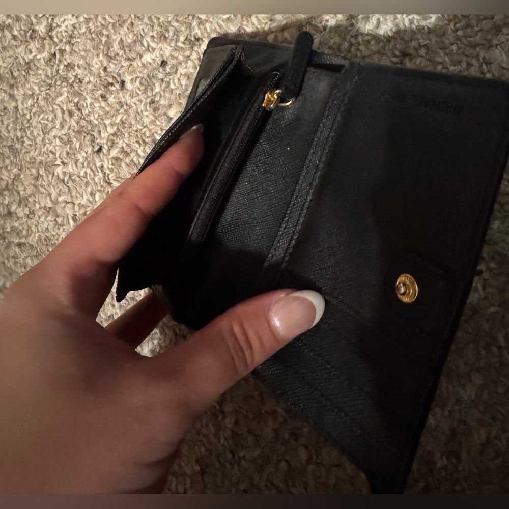 Michael Kors Women’s Black Leather Bifold Wallet 5 Inches X 3.5 Inches - Picture 3 of 3